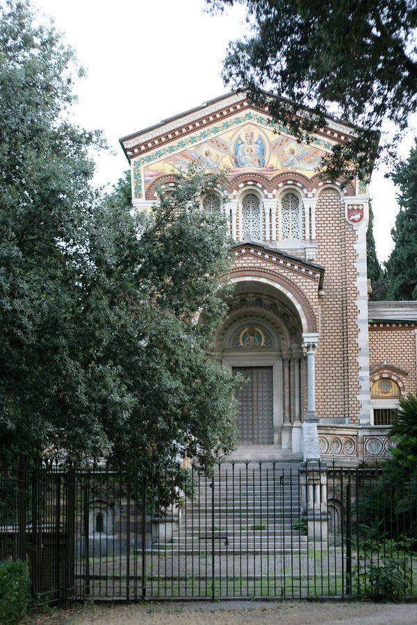 В Риме множество роскошных вилл с большими парками, в которых местные делают вечернюю пробежку или просто проводят сиесту. В Риме множество роскошных вилл с большими парками, в которых местные делают вечернюю пробежку или просто проводят сиесту.