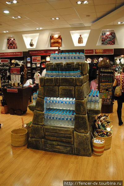 Воду тут хранят на подставках в виде пирамид Майя Лима, Перу