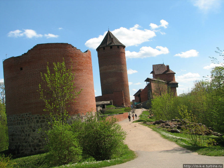 Северный вход в замок Сигулда, Латвия