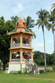 Колокольная — вернее, барабанная, башня — на самом берегу Меконга