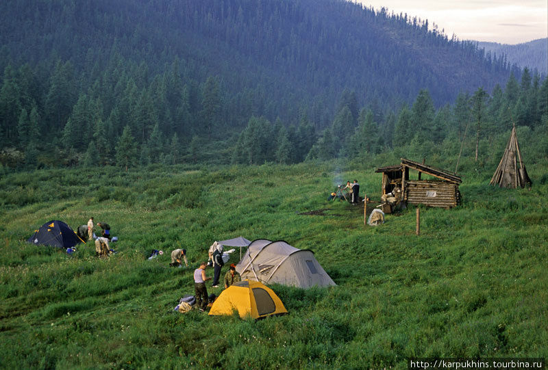Импровизированный лагерь на притоке Катышного. Отсюда начинаются многие маршруты на конях по Тофаларии. Иркутская область, Россия