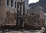 памятник жертвам холокоста около синагоги