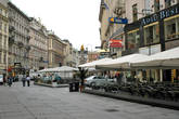 Улица Грабен — одна из наиболее известных улиц Вены. Здесь расположены самые элитные бутики. Я бы сказала, что название улицы говорящее само за себя ) Но переводится она на русский как Ров.