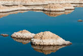 Соленые острова в специальных бассеинах где фабрика высушивает воду и добывает минералы мертвого моря