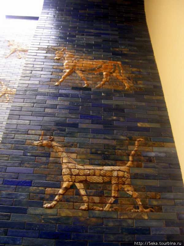 Ворота богини Иштар из Вавилона. Фрагмент Берлин, Германия
