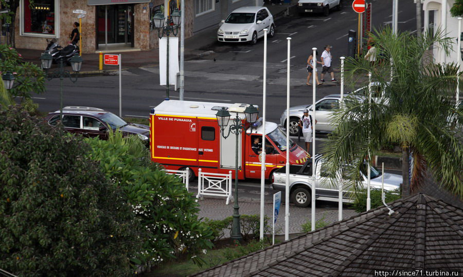 29. В путеводителе было написано, что не смотря на малые размеры острова и численность населения, статистика ДТП просто шокирующая. Через полчаса нашего гуляния по городу мы стали свидетелями одного из них. Тётя тормознула на перекрёстке. Старый потрёпанный 29. В путеводителе было написано, что не смотря на малые размеры острова и численность населения, статистика ДТП просто шокирующая. Через полчаса нашего гуляния по городу мы стали свидетелями одного из них. Тётя тормознула на перекрёстке. Старый потрёпанный