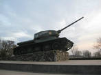 Танк, знаменитый Т-34, отмечал некогда единственное здесь захоронение, солдат времен Великой Отечественной