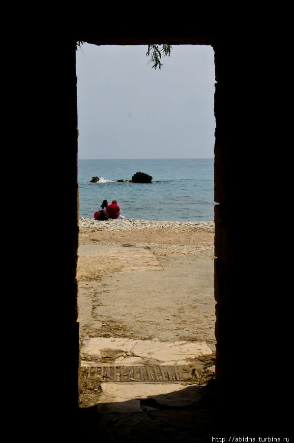 Вход на пляж — через подземный туннель под трассой Скала Афродиты, Кипр