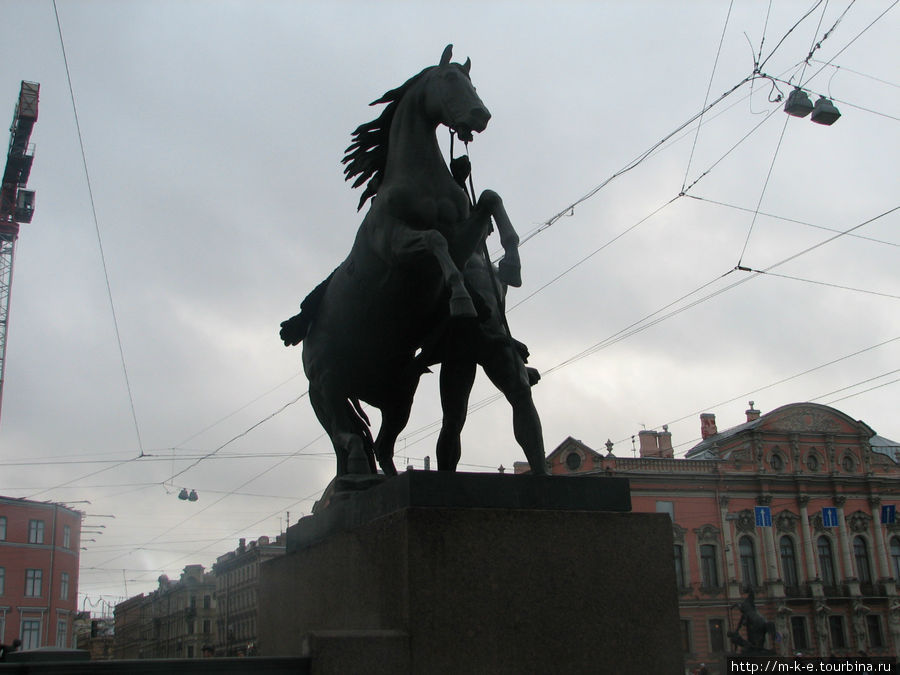 Одна из скульптурных групп Аничкова моста Санкт-Петербург, Россия