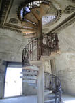 Внутренняя винтовая лестница на верхнем этаже арки ведет на смотровую площадку