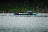 Рыболовство — основной источник дохода местных жителей. На заднем плане — остров Туангку, на который мы и плывем.