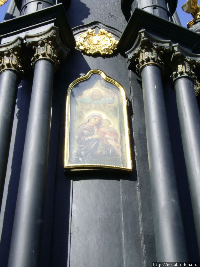На восточной стороне памятника помещён список с иконы Смоленской Божьей Матери Одигитрии Смоленск, Россия