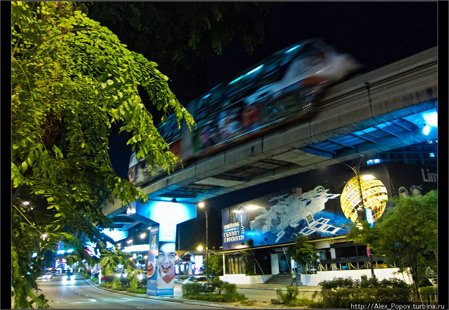 монорельсовый поезд, всего два вагона и нет машиниста .) Куала-Лумпур, Малайзия