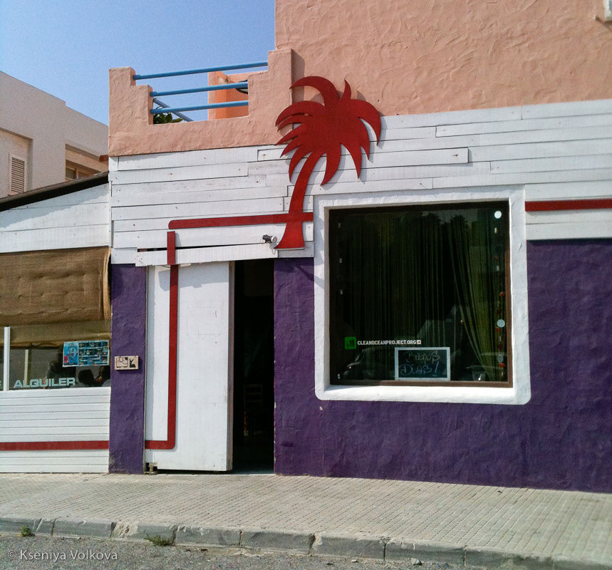 Так выглядит вход в кафешку Тарифа, Испания