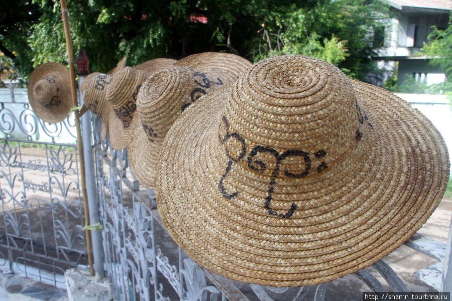 Соломенные шляпы на ограде пагоды Амарапура, Мьянма