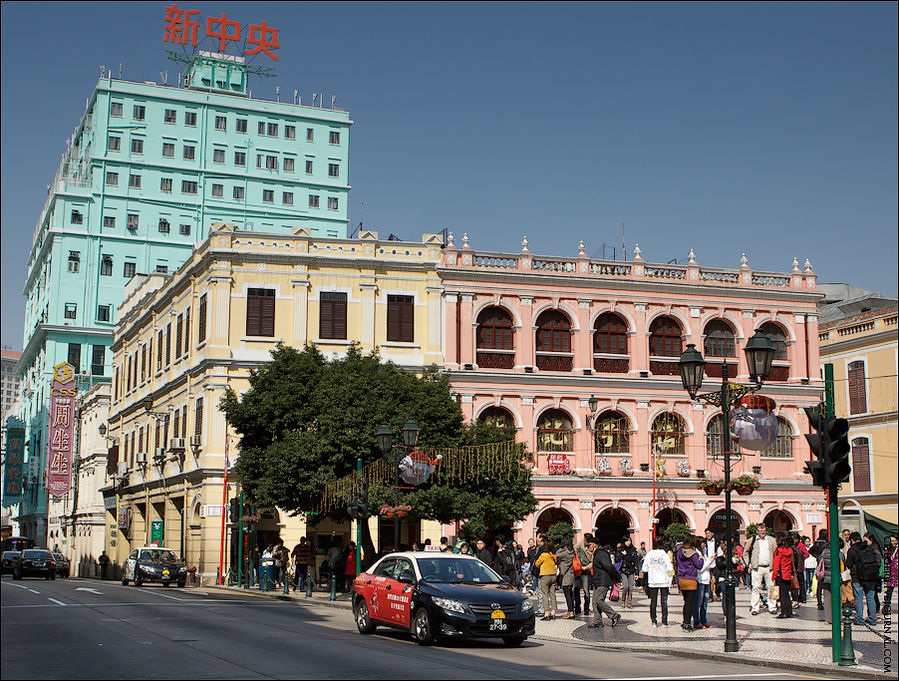 Центр старого Макао — Сенатская площадь, на которой расположено множество исторических зданий Центр старого Макао — Сенатская площадь, на которой расположено множество исторических зданий