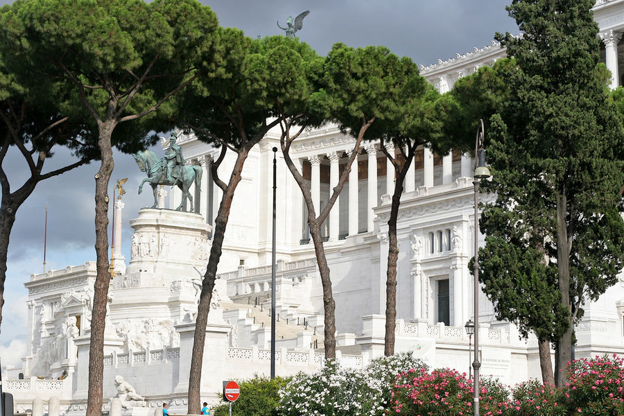 В XIX веке в честь первого короля Италии прямо на склоне Капитолийского холма построили, даже не дом правительства, а просто монумент. Который можно охарактеризовать чрезмерной эклектикой и нагромождением различных деталей, не говоря уже о его запредельной помпезности. Вероятно, поэтому среди римлян распространены различные снисходительно-презрительные наименования данного сооружения: «Пишущая машинка», «Свадебный торт», «Вставная челюсть» и другие. В XIX веке в честь первого короля Италии прямо на склоне Капитолийского холма построили, даже не дом правительства, а просто монумент. Который можно охарактеризовать чрезмерной эклектикой и нагромождением различных деталей, не говоря уже о его запредельной помпезности. Вероятно, поэтому среди римлян распространены различные снисходительно-презрительные наименования данного сооружения: «Пишущая машинка», «Свадебный торт», «Вставная челюсть» и другие.