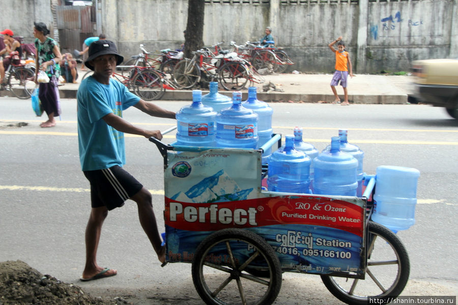 Питьевую воду развозят по офисам Янгон, Мьянма