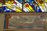 Наверху самые обычные стеклянные двери-хлопушки, касса, и схема скоростного трамвая, нанесенная на карту города.