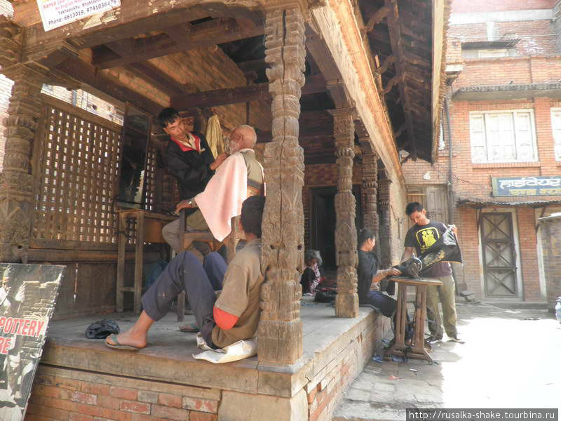 Побриться можно на улице Покхара, Непал