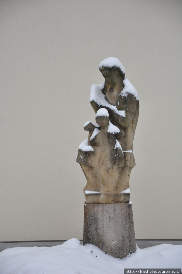 Зимний покров на пьештянских статуях. Пьештяны, Словакия