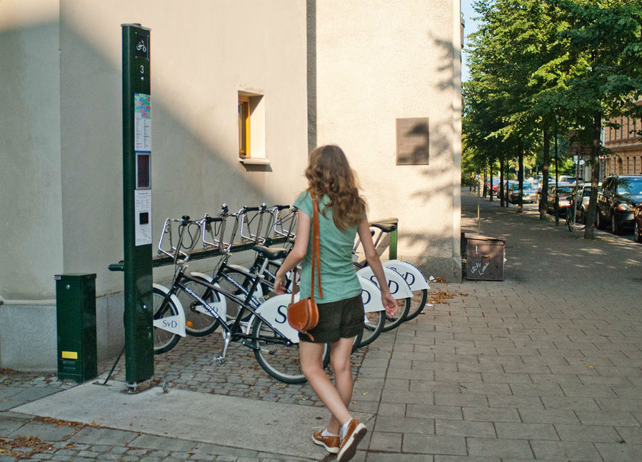 В городе есть куда более неудобная система, чем сеть туалетов. Это муниципальная система проката велосипедов. Впрочем, подобные системы есть не только в Швеции. Мало того, что купить абонемент можно не меньше, чем на три дня, так еще необходимо не реже, чем каждые три часа искать по сильно упрощенной карте место для такой вот парковки, как на фото, иначе велосипед заблокируется. В довершении всего, после 10 вечера воспользоваться сервисом опять таки нельзя. Стокгольм, Швеция