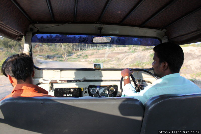 Гиды-надзиратели за рулём джипа Национальный парк Мудумалай, Индия