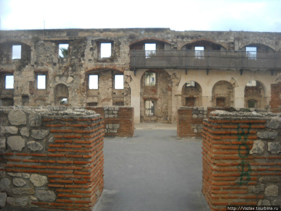 Остатки дворца