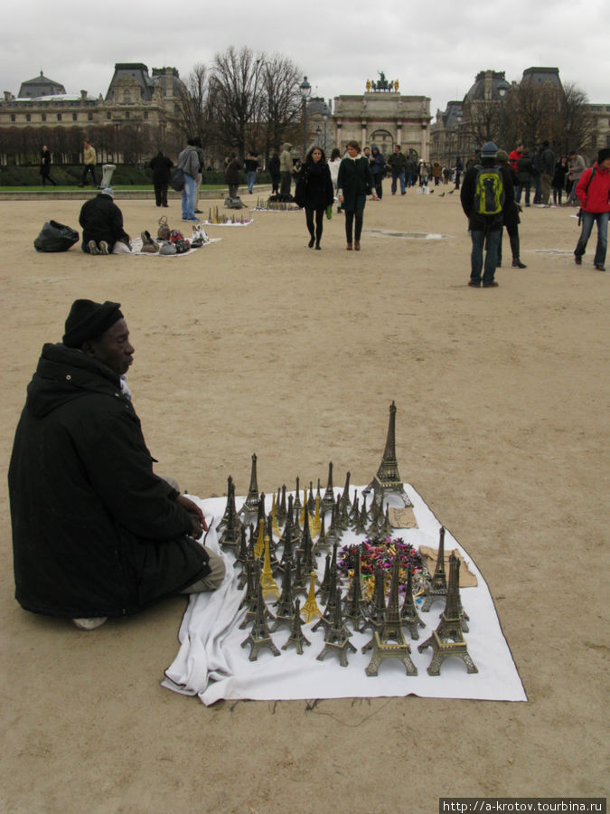 негры продают Эйфелевы сувениры Париж, Франция