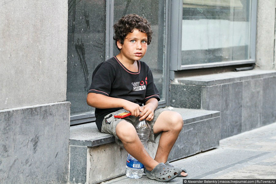 Чего стоит бояться в Белграде на оживленных улиц — это маленьких цыганят. Белград, Сербия
