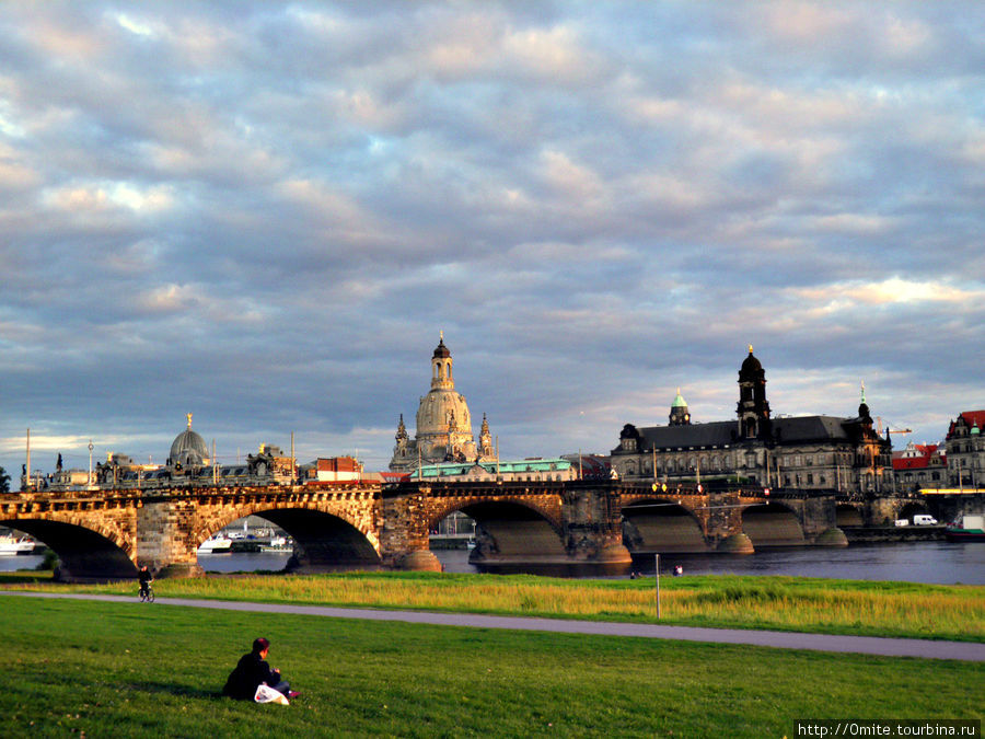 С этого места художник Бернардо Беллотто рисовал свой знаменитый вид на Дрезден, который назвали Вид Каналетто. Дрезден, Германия