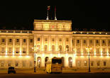 Мариинский дворец.
Построен в 1839—1844 гг. по заказу Николая первого для дочери Марии.
С 1994г. здесь работает законодательное собрание Санкт-Петербурга.