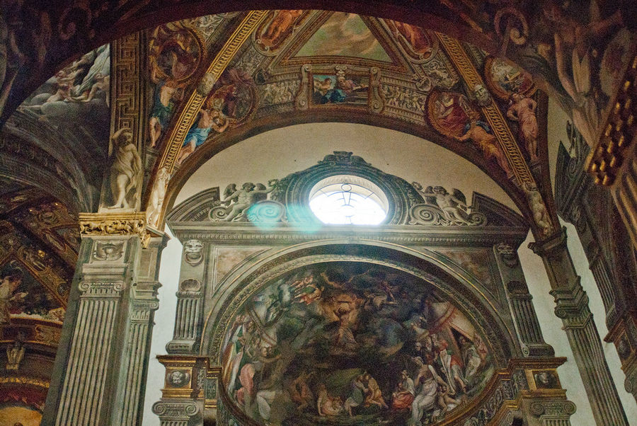 Выполненная Корреджо роспись пармского собора принадлежит к высшим достижениям искусства Возрождения, в то же время предвещая эстетику барокко. Парма, Италия