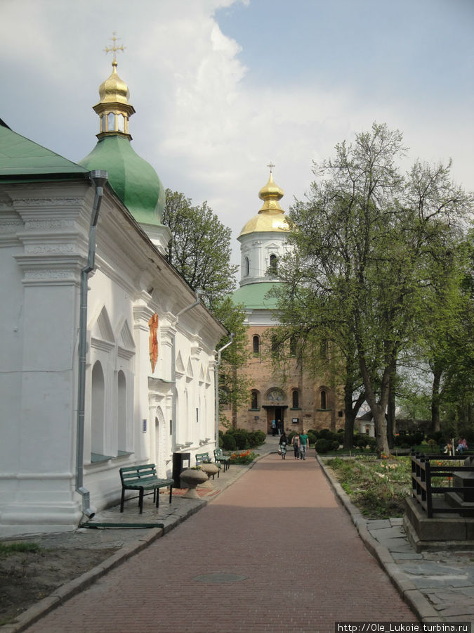 Слева — Трапезная Киев, Украина