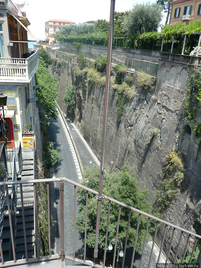 Улица Майо, проложенная в ущелье Сорренто, Италия