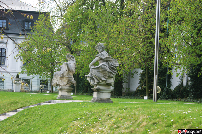 Статуи 19 века, стоящие по обеим сторонам парковой лестницы Братислава, Словакия