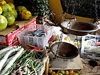 Лично я покупала на рынке только ананасы по 100 рупий за штуку (20 рублей) с таким изумительным вкусом, не оторваться, и развесной чай в уже готовых упаковках — у нас  тоже такого не найти, ни по вкусу, ни по цене — 50 грамм — 35 рупий (это около 9 рублей)