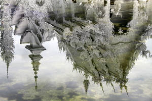 Отражение Белого храма в воде