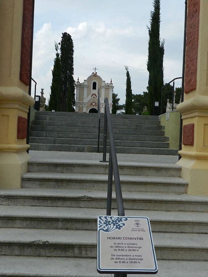 Кладбище расположено на холме.
Главный вход. Ллорет-де-Мар, Испания