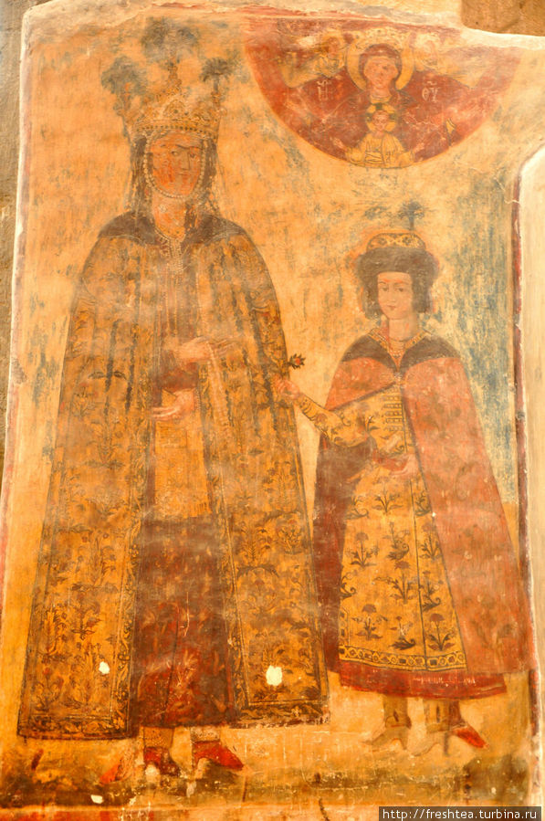 Стены собора украшают фрагменты росписи XVI-XVII вв.  и иконы почитаемых в Грузии святых. Мцхета, Грузия