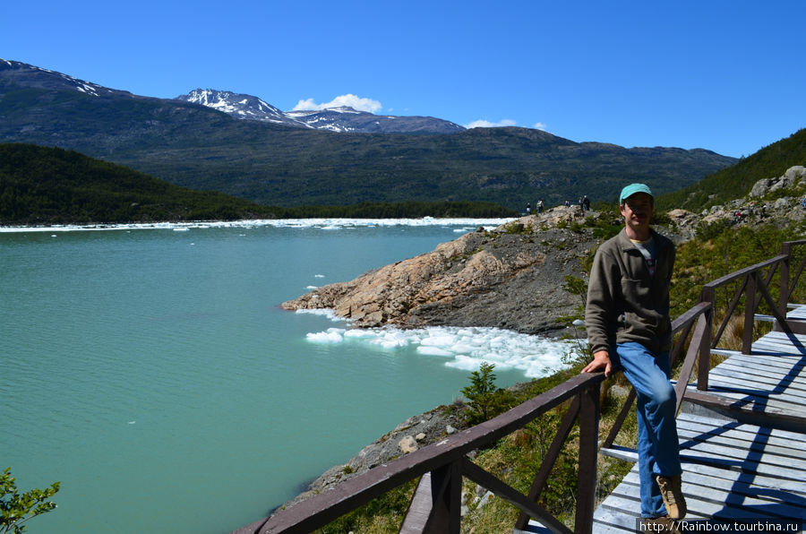 Тропа переходит в мостик и открывает новые живописные виды на другую сторону Национальный парк Бернардо О'Хиггинс, Чили