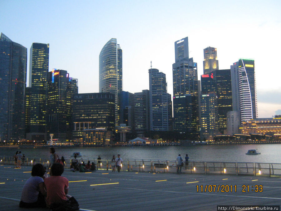 Три снимка с разницей в несколько минут, так быстро темнеет Сингапур (город-государство)