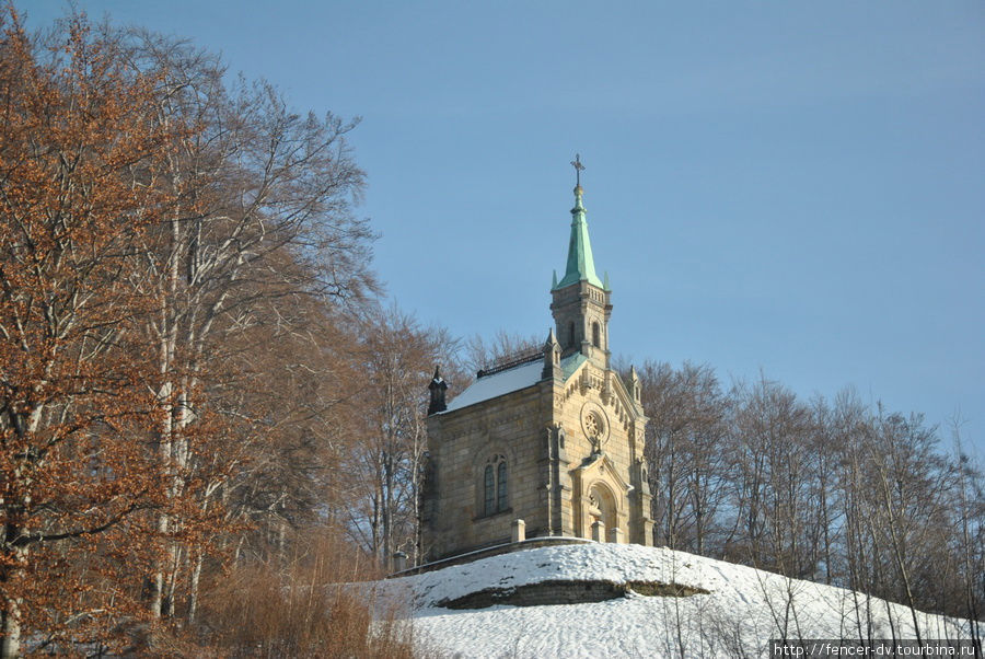 На въезде в городок на холме стоит маленькая церквушка