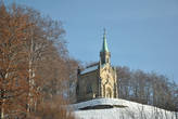 На въезде в городок на холме стоит маленькая церквушка