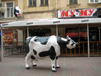 А это другая корова на Арбате. В начале Арбата открылось ещё одно кафе. (м. Арбатская) 
Фотографировала во время моего приезда в Москву в сентябре 2011 года