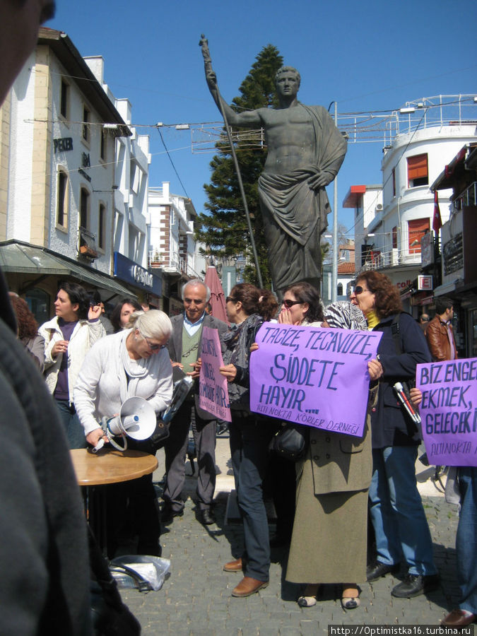 У памятника проходят митинги Анталия, Турция