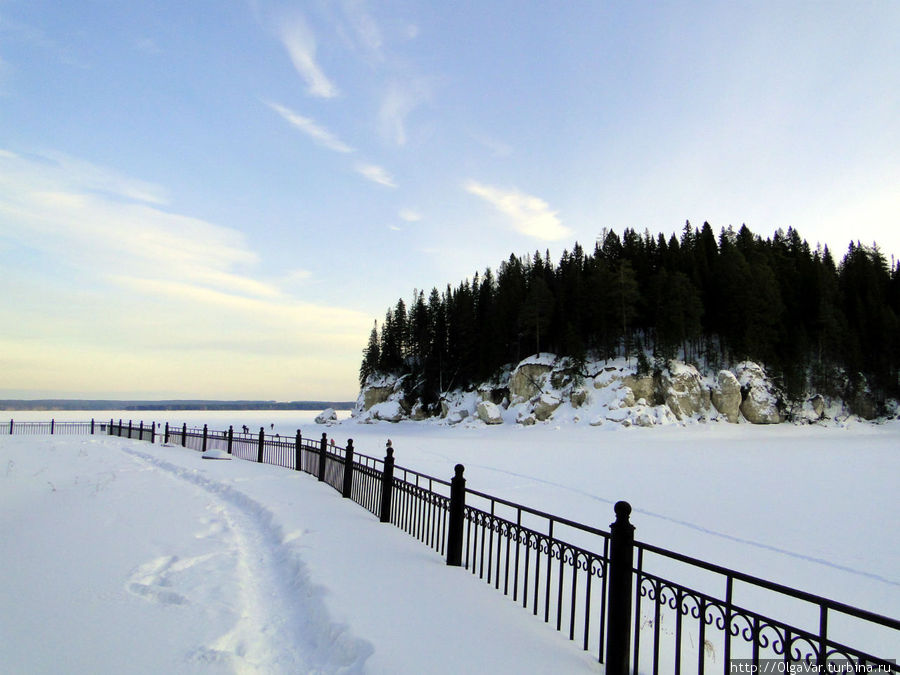 Набережная вдоль берега стала излюбленным местом для проведения народных гуляний, а зимой здесь собираются рыбаки Набережная вдоль берега стала излюбленным местом для проведения народных гуляний, а зимой здесь собираются рыбаки