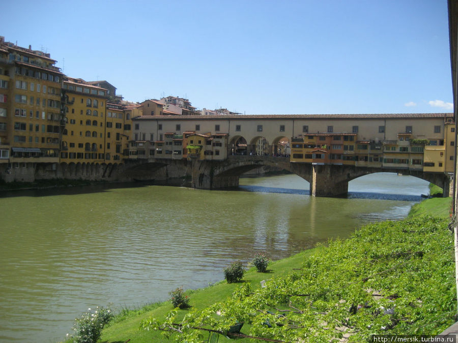 Понте Веккьо и река Арно Флоренция, Италия