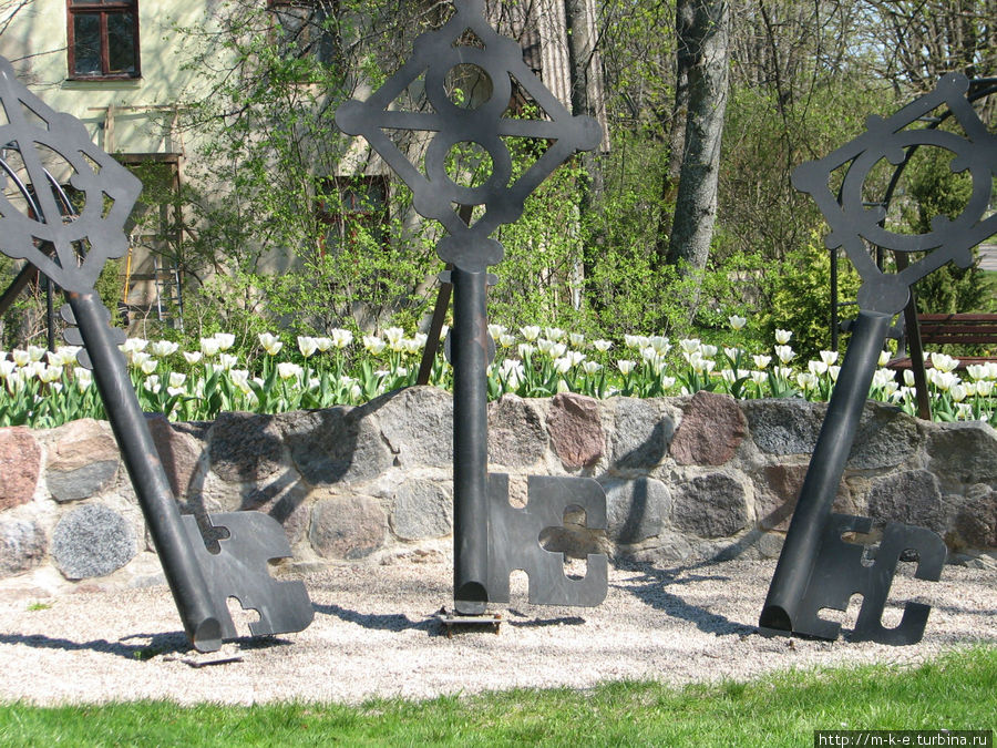 Символ трех исторических центров окрестностей — Сигулды, Турайды и Кримулды Сигулда, Латвия