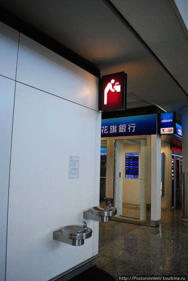 Аэропорт. Есть комнаты, где можно покурить и помолиться. Гонконг